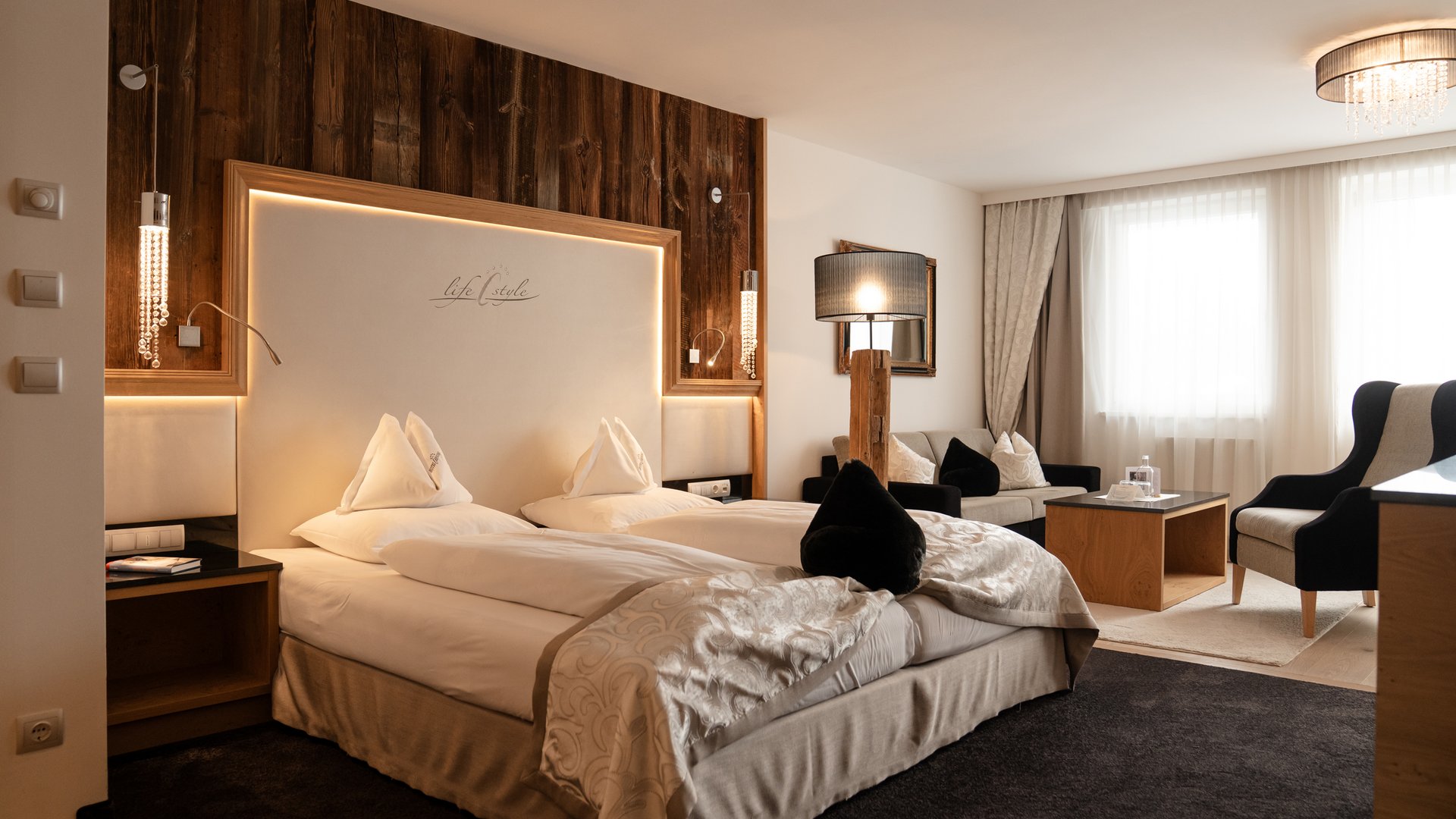 Modern hotel room with two single beds and seating area