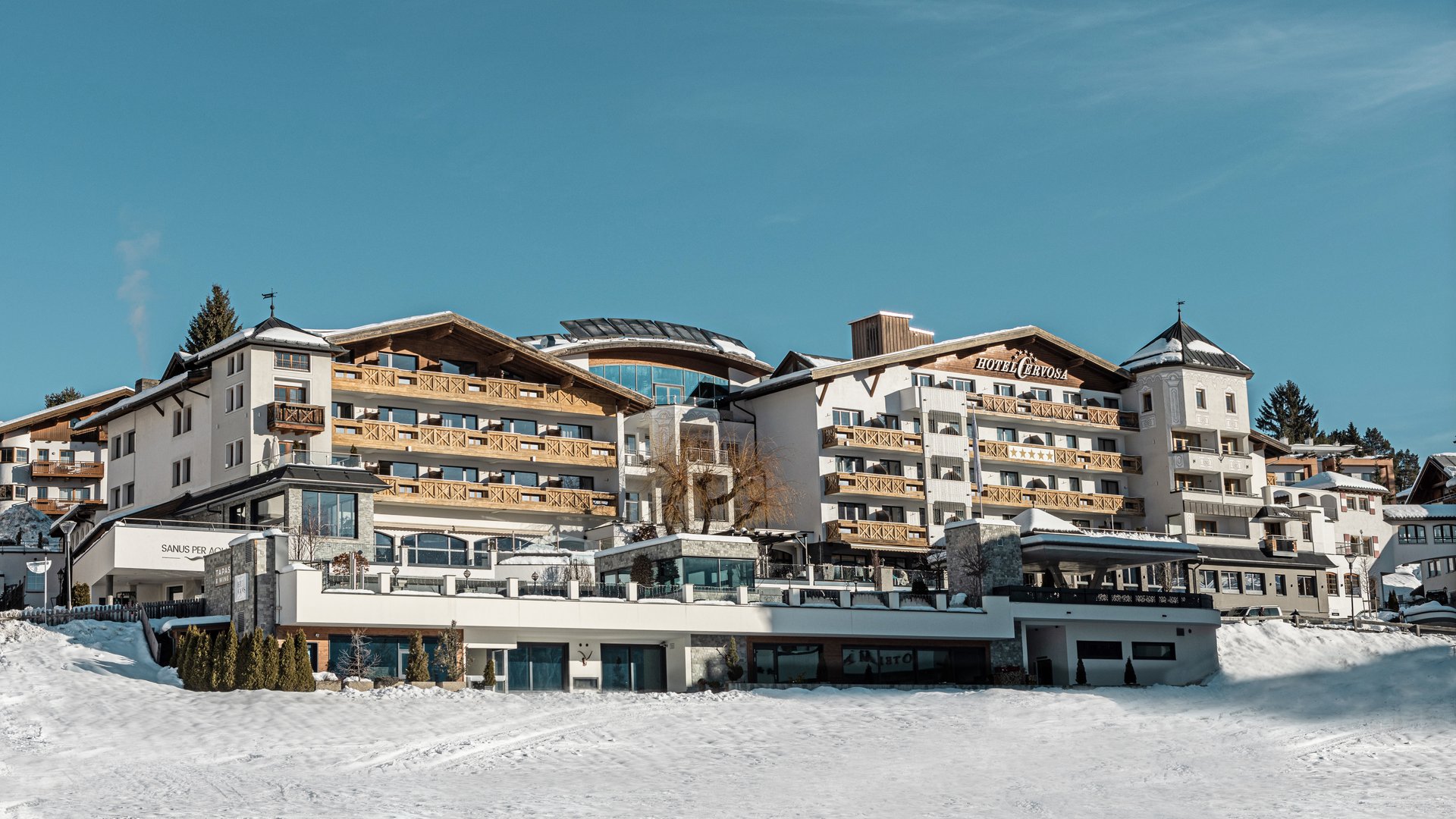 Hotelgebäude in verschneiter Winterlandschaft unter klarem Himmel