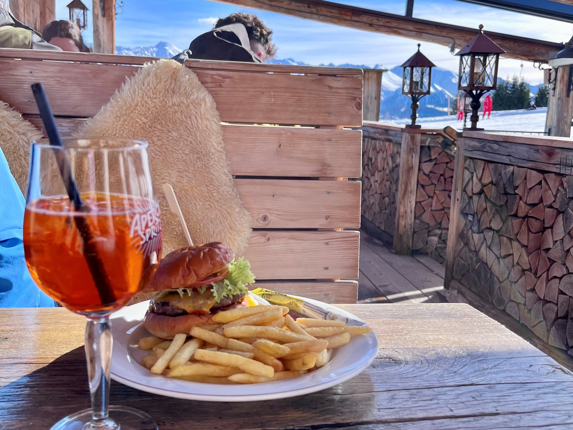Die Cervosa Alm auf 2 000 Metern Burger mit Pommes und Aperol in Berghütte mit Alpenblick