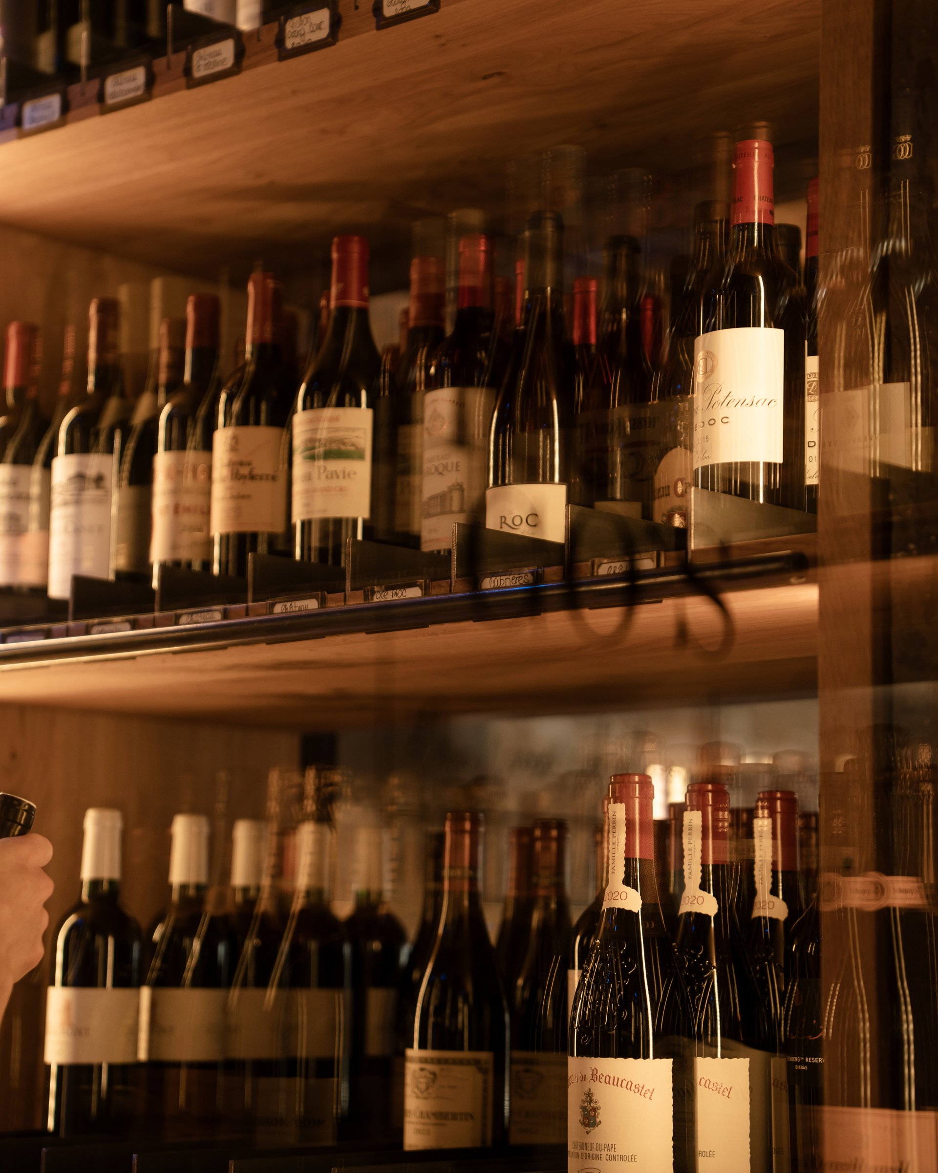 Regal mit verschiedenen Weinflaschen in einem Weinkeller