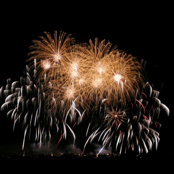 Neuigkeiten aus dem Cervosa Goldene und weiße Feuerwerkskörper leuchten am Nachthimmel