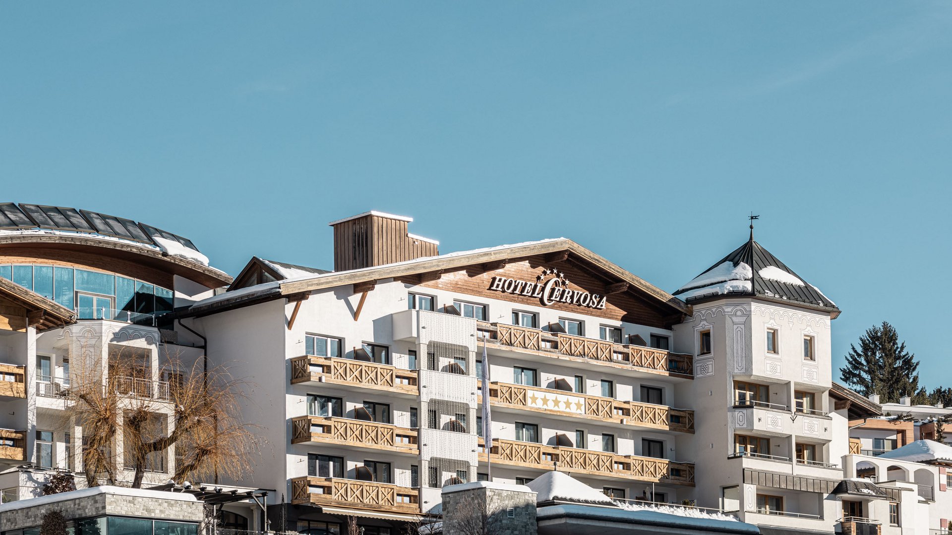 Hotel Cervosa in winterlicher Berglandschaft unter klarem Himmel