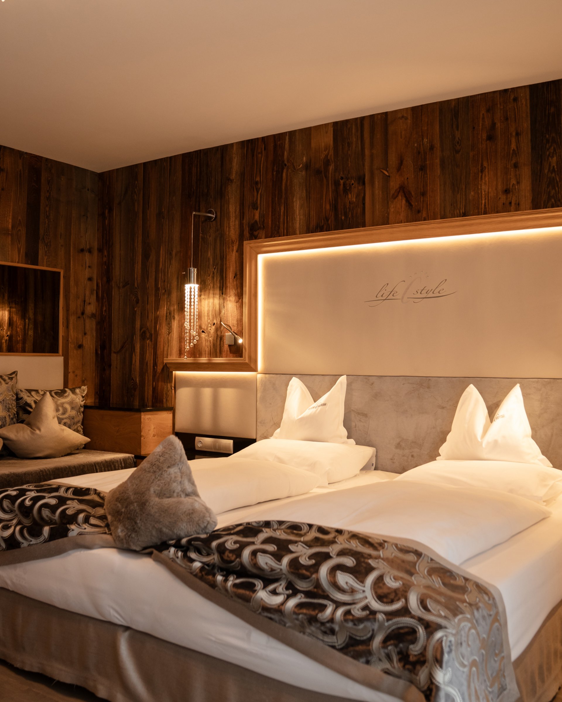 Gemütliches Hotelzimmer mit Holzverkleidung und modernem Dekor