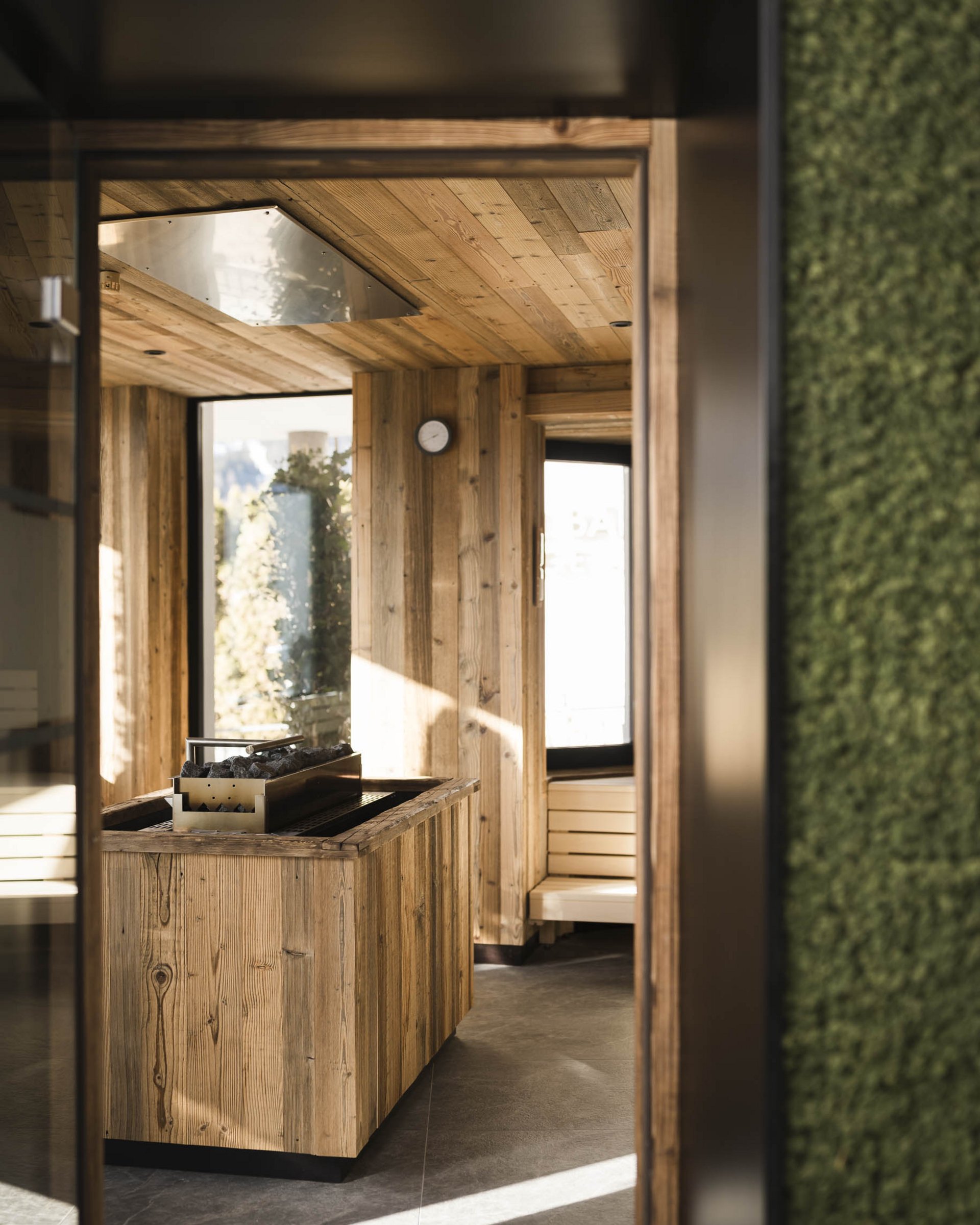 Innenansicht einer Sauna mit Holzverkleidung und Bänken