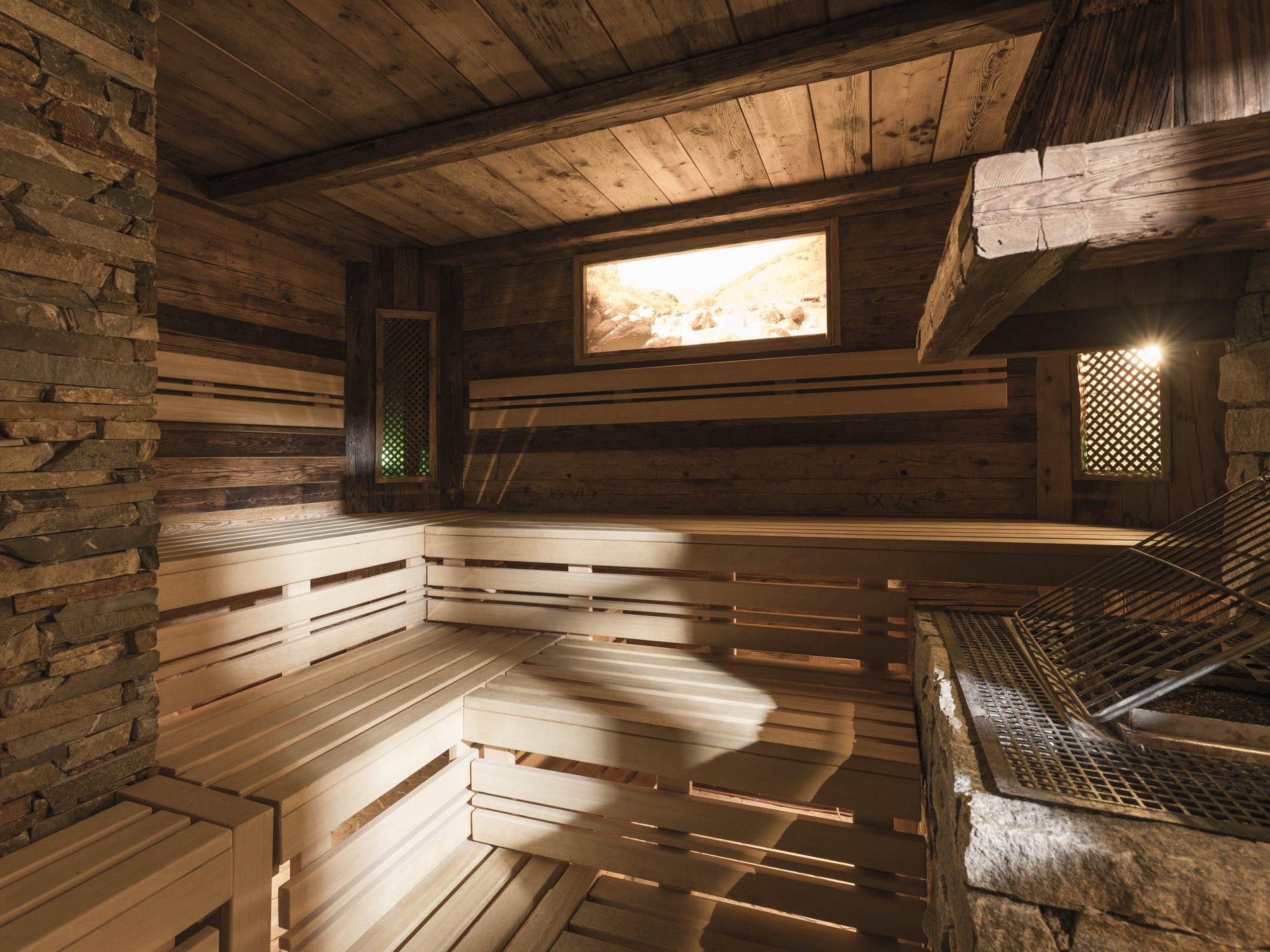 Holzsauna mit Steinofen und Bank zum Entspannen