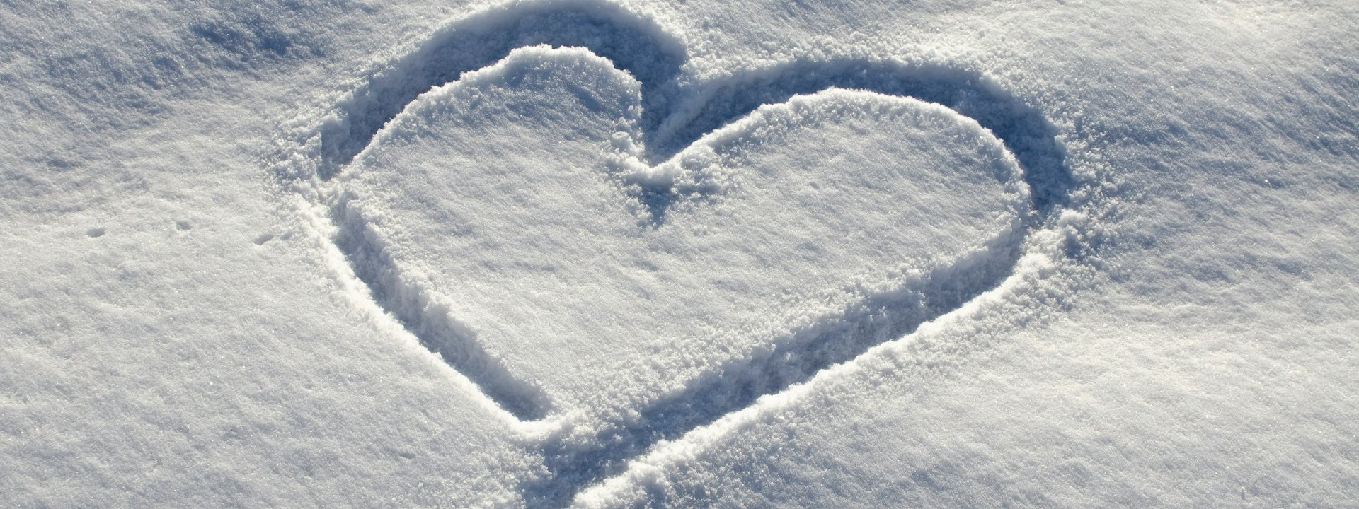 Wintermärchen für zwei Herz in frisch gefallenem Schnee gezeichnet