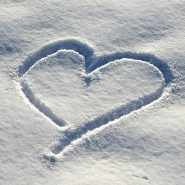 Herz in frisch gefallenem Schnee gezeichnet